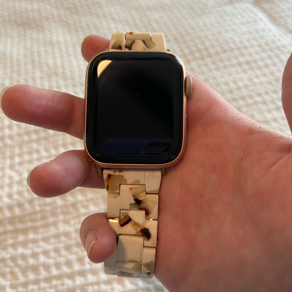 Rose gold Apple Watch SE series